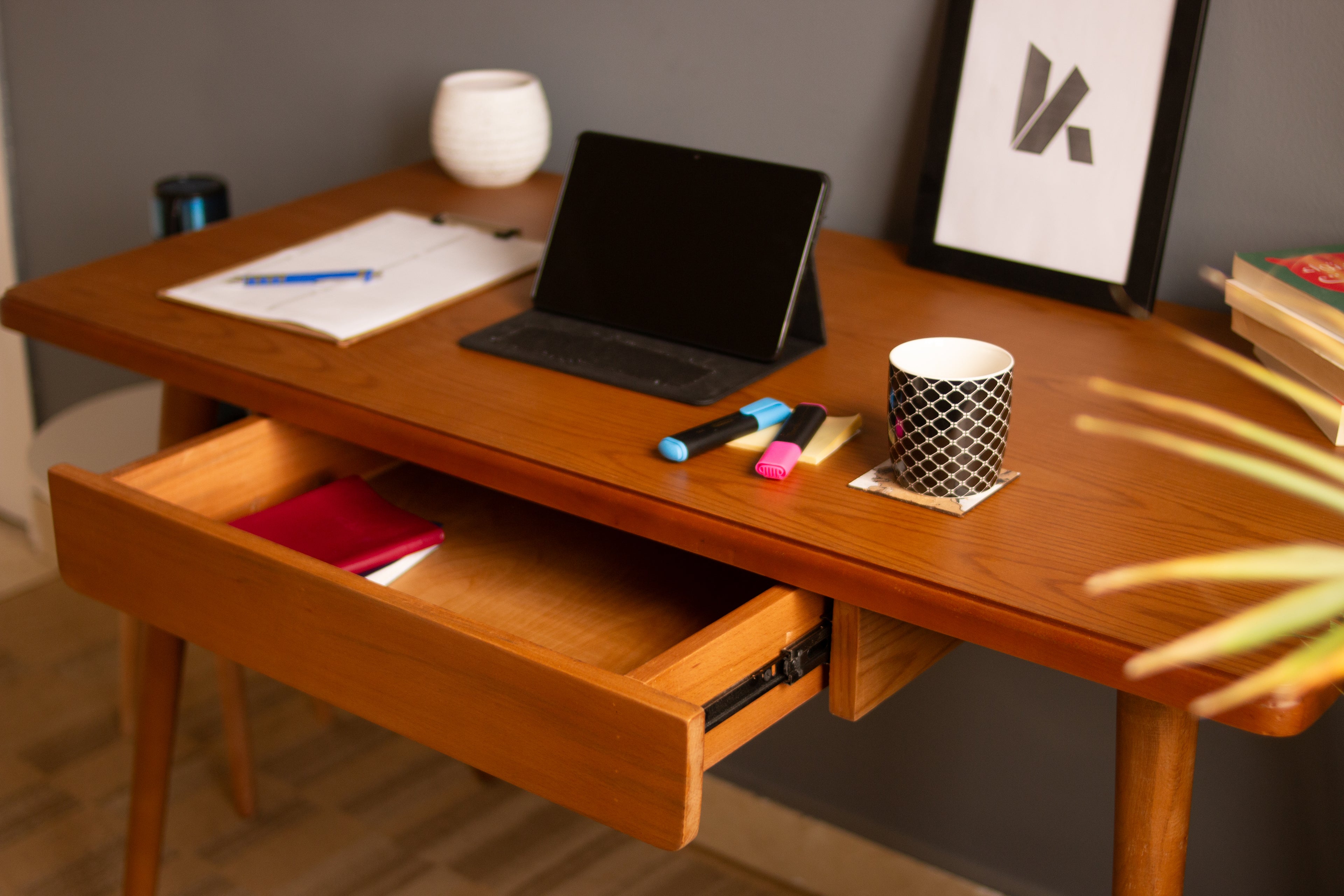 Minimalist Wooden Desk – Solid Beech with Functional Drawer
