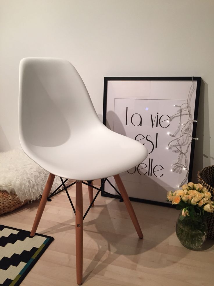 Jalsa - Minimalistic acrylic chair - lifestyle view